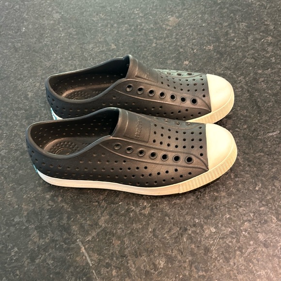 GENTLY Worn junior NATIVE JEFFERSON SHOES . - Picture 2 of 7